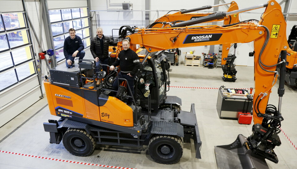 ÅRETS JULEGAVE: Norges-premieren Doosan DX165W Electric, pyntet med (fra venstre) Tor Anders Høgaas (daglig leder Rosendal Maskin), Henning Sagholen (selger Rosendal Maskin) og Pål Nordhagen (Pål Nordhagen AS).