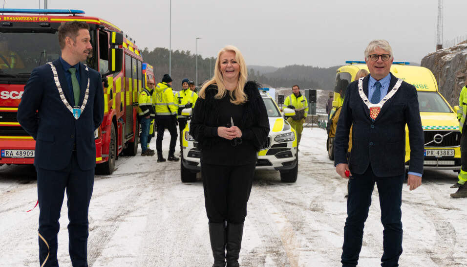 Statssekretær Mette Gundersen (i midten) fikk sammen med Lindesnes-ordfører Even Tronstad Sagebakken (t.v.) og fylkesordfører i Agder, Arne Thomassen æren av erklære E 39 for åpnet.