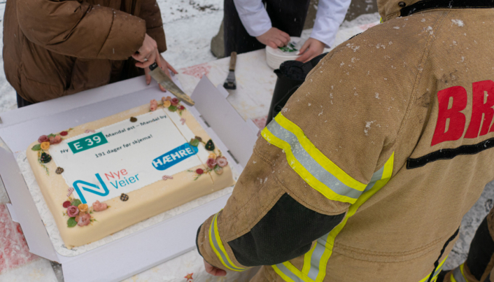 Selv om det var nullføre og snø i luften ble det servert kake under veiåpningen. Først ut var personell fra brann, helse og politi, som var til stede under åpningen.