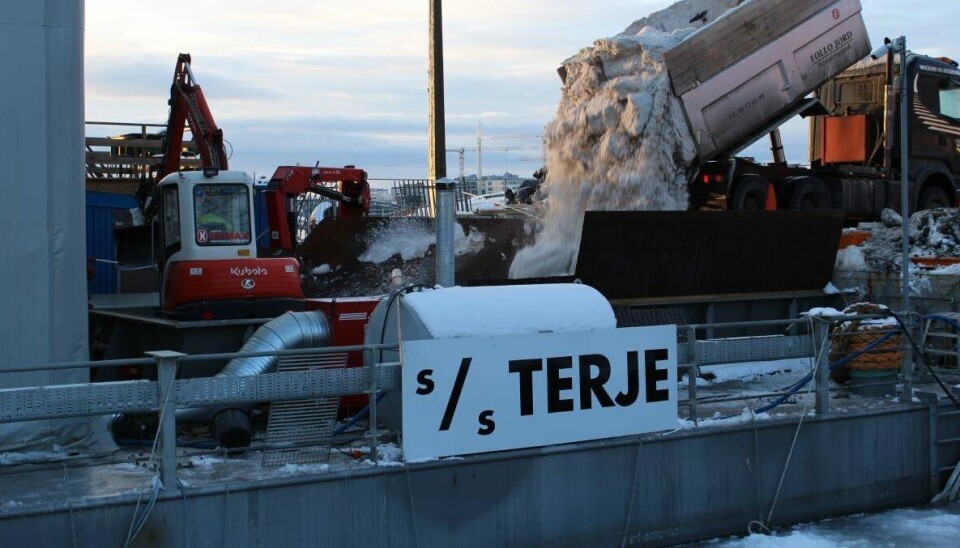 VINTERØVELSE: Snø dumpes over i lekteren hvor smelting og rensing av massene foregår.