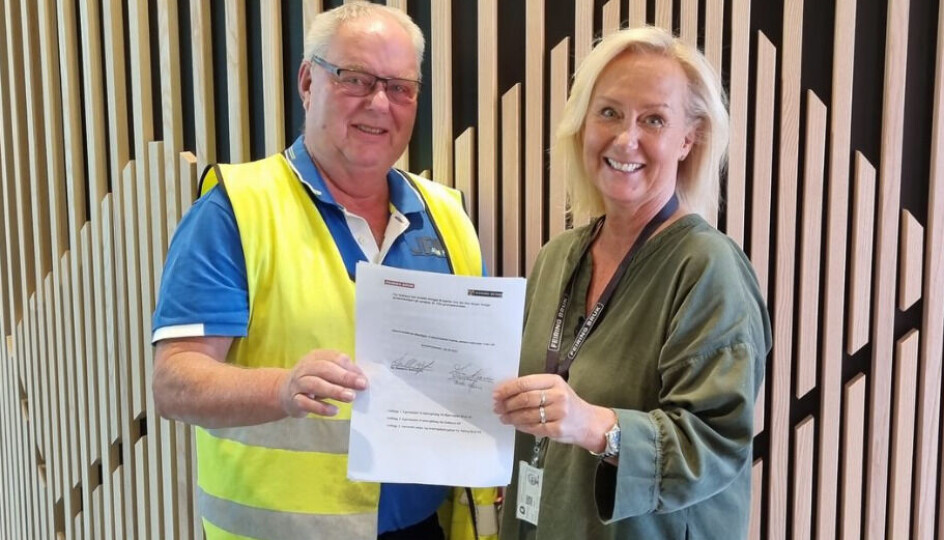 Arne Hovden (seniorrådgiver i Feiring Bruk) og Barbrø Grønnerud (avdelingsleder i Feiring Bruks anlegg Bjønndalen Bruk) holder Feiring Bruksnye storkontrakt på bildet.