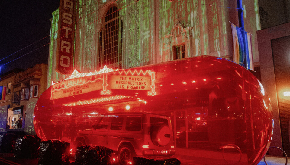Innhyllet i en gigantisk rød pille sto en MB G-klasse utenfor den historiske Castro Theatre i San Fransisco under premieren i USA.