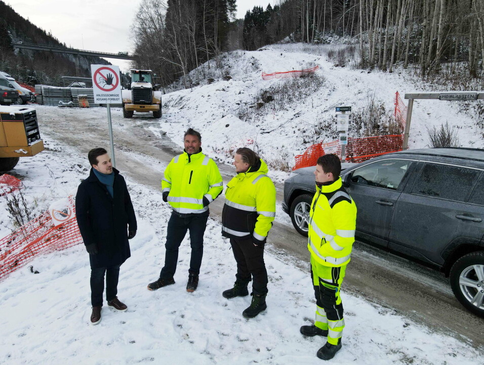 BEFARING: Fornøyde grønnmur-byggere på befaring i langt fra sommer-grønne forhold. Fra venstre: Sondre Lyngholm (Acciona), Tor Arne Olsen (BD Geosyntia), Thor Erik Johansen (BD Geosyntia) og Steinar Marius Bjerkli (Br. Bjerkli AS).