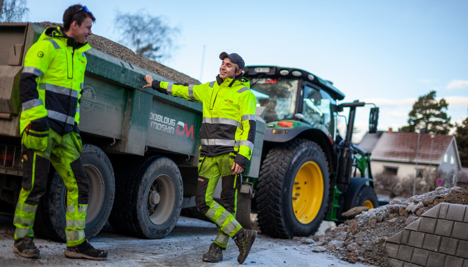 MED JOHN DEERE I RYGGEN: Dobloug Maskin, her ved Tor Erik Dobloug (t.h.) og Jonas Heggset, bruker John Deere-traktorene daglig i sitt arbeid.