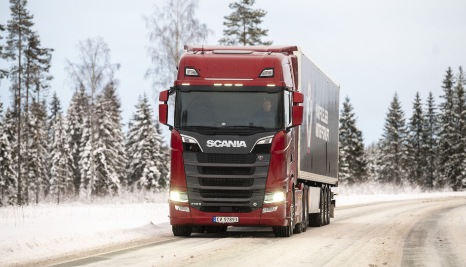 Scania 770S - det nye flaggskipet til Scania ankom Norge i starten på 2021. Trekkvogna på bilder var det første eksemplaret med norske skilter her til lands: 6x4 tandem trekkvogn med navreduksjon.
