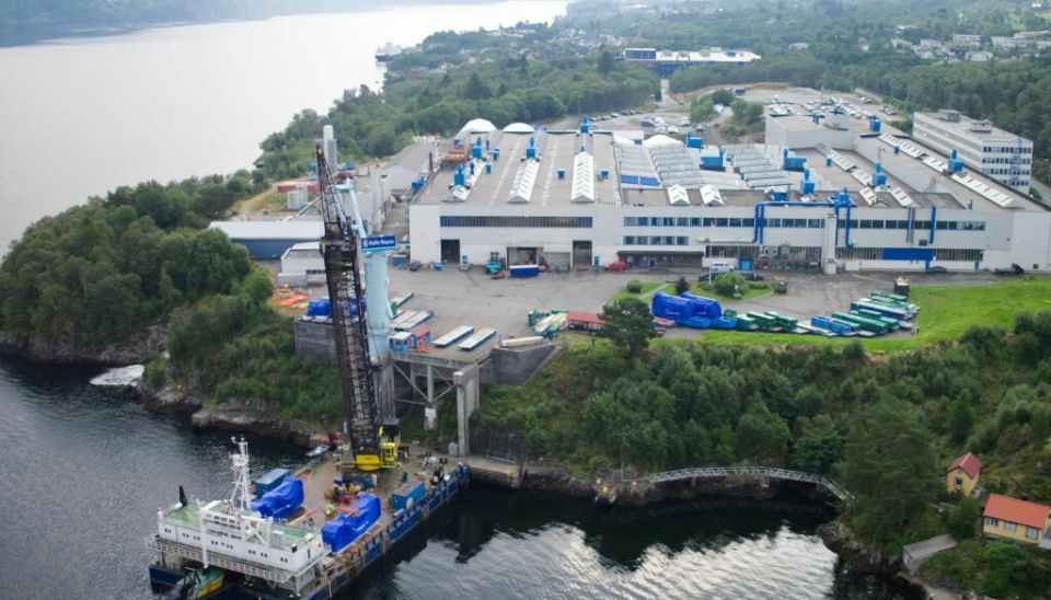 Mange motorer blir lastet fra Bergen Engines dypvannskai ved hovedkontoret og motorfabrikken på Hordvikneset i Bergen.