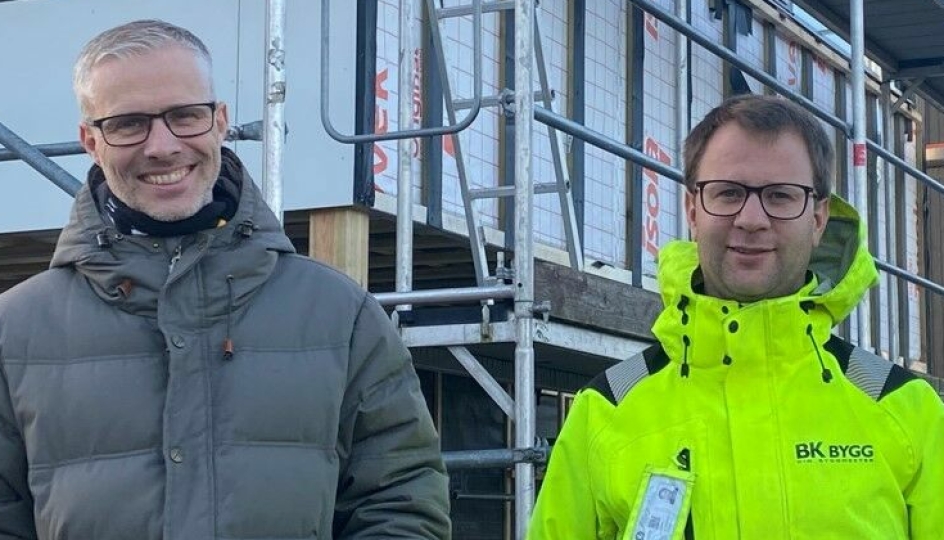 Fra venstre: Helge Harbo (daglig leder og eier i BK Bygg) og Steven Choat (prosjektleder og eier i BK Bygg) er fornøyde med den nye avtalen de har inngått med ABChus.