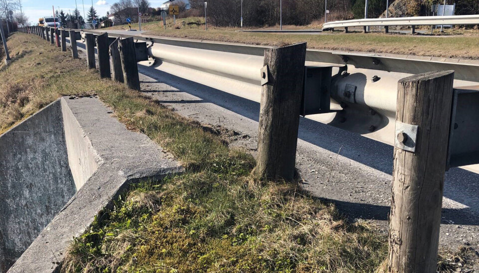 Dette rekkverket over en kulvert på E134 Avaldsnes skal skiftes.