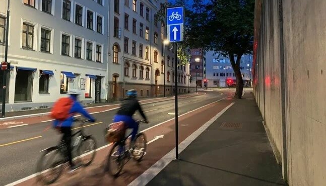 Enveisregulert sykkelvei med fortau er testet ut i Åkerbergveien i Oslo.