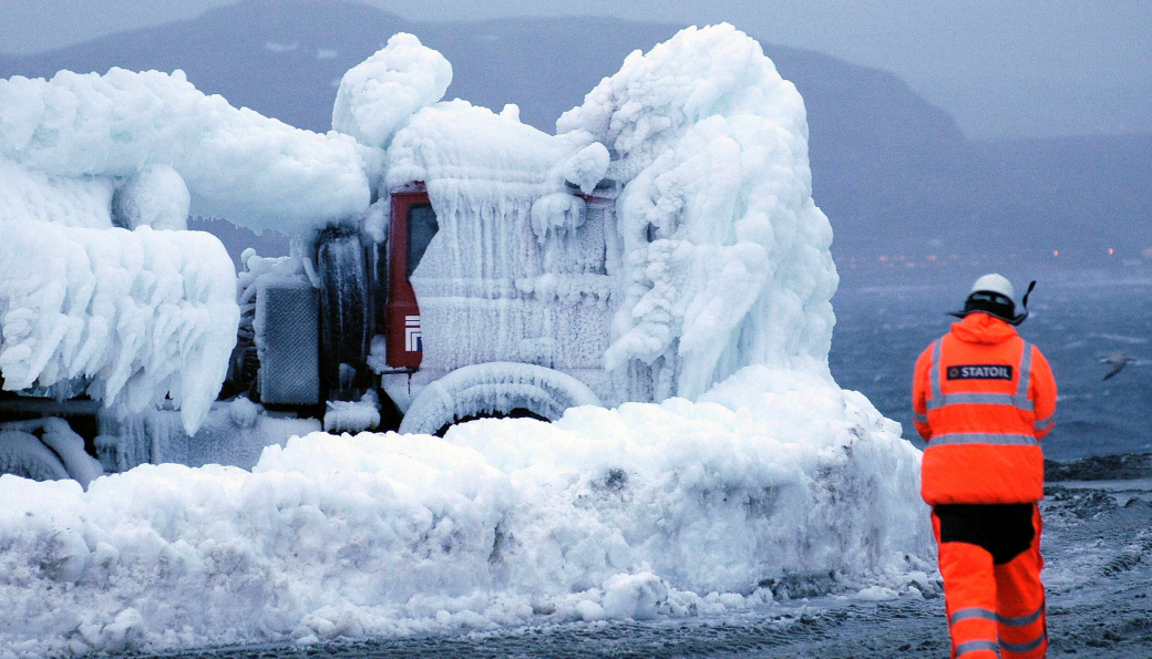 Melkøya, januar 2006. Kraftig vind førte til at kjøretøy og utstyr på Melkøya ble oversprøytet med saltvann. På grunn av temperaturer ned mot minus 20 frøs saltvannet raskt til is.