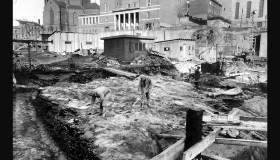 Grunnarbeid ved bygging av Oslo Hovedbrannstasjon i 1938 og støpning av beskyttelseslag. Hvordan har bygg fundamentert på svartskifer tålt tidens tann?