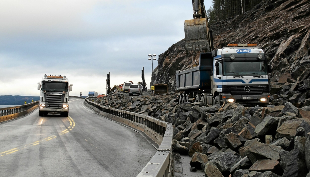Anleggsarbeidet er ofte tett på trafikkert vei på Hæhre Entreprenørs prosjekter. Her fra bygging av ny E6 nord for Minnesund for noen år siden.