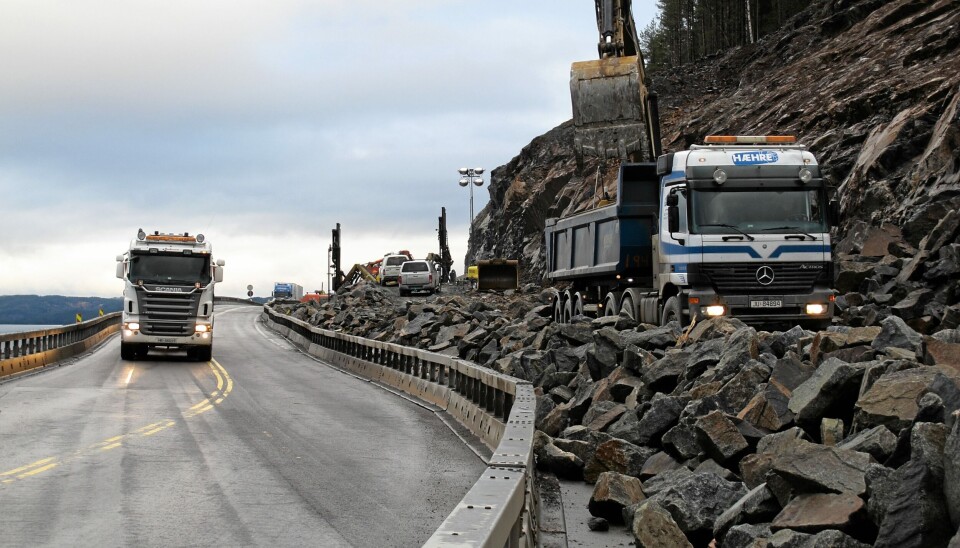 Anleggsarbeidet er ofte tett på trafikkert vei på Hæhre Entreprenørs prosjekter. Her fra bygging av ny E6 nord for Minnesund for noen år siden.