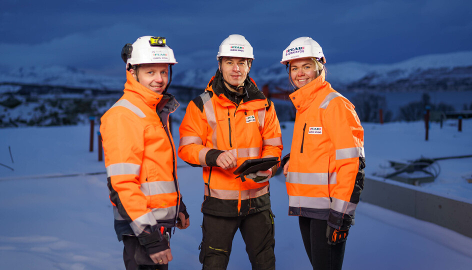 TROMSØ: Arbeidsleder Endre Halvorsen (t.v.), anleggsleder Daniel Skjønsfjell og prosjektingeniør Ingrid Sølverud på byggeprosjektet Norheim Terrasse i Tromsø er noen av dem som har jobbet med Peab Byggs grunnlisens for å kunne bygge svanemerkede bygg.