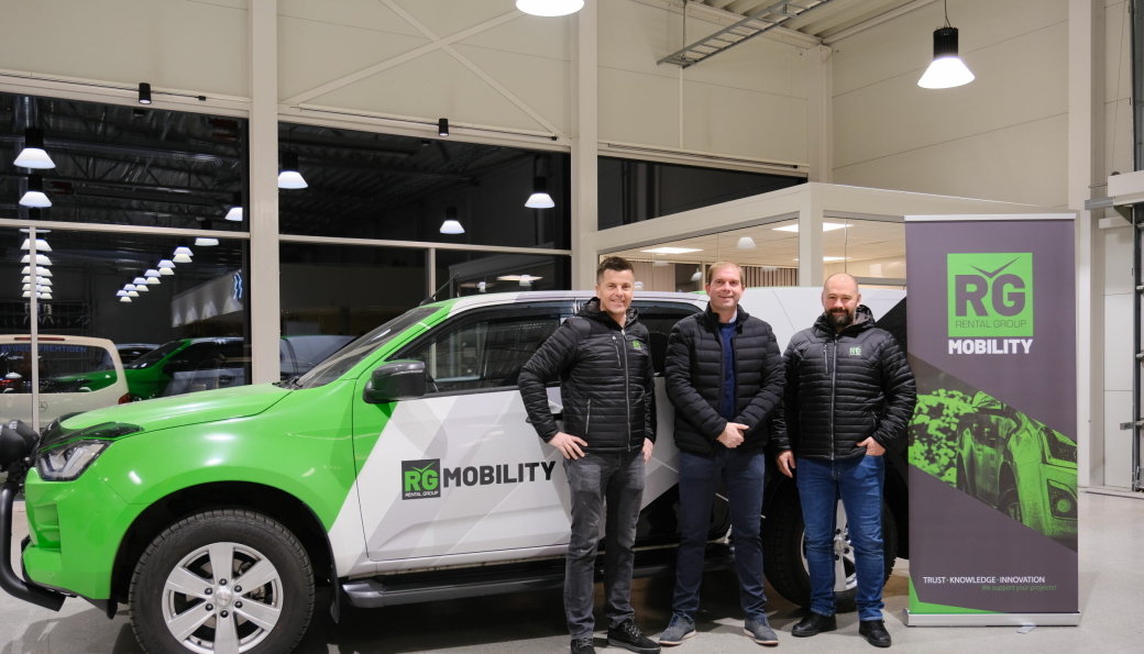 Fra venstre: Bernt Andre Engøy (daglig leder i Rental Group Mobility), Steinar Dokken (salgssjef i Isuzu Norge) og Lars Hæhre (administrerende direktør i Rental Group).