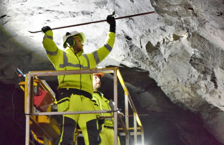 Arbeidsoppgaver er massefjerning og masseforflytning, grunnarbeider, betong- og støpearbeider, bru og tunellarbeider, føringsveier, kabelkanaler, forberedende arbeider og fjellsikringsarbeider og fjellrensk (som på bildet her) med mer.