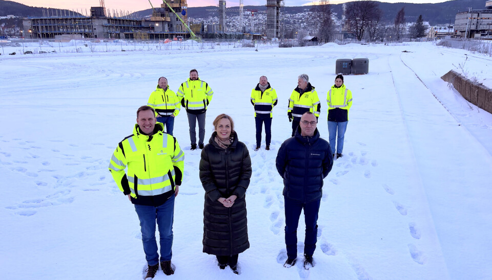 Daglig leder Thor Ambjørn Kjeldaas i Kjeldaas AS har signert kontrakt for grunnarbeid på helseparken med daglig leder Gøril Bergh og utbyggingsdirektør Jon Chr. Simenstad. Bak fra venstre: Ole Morten Østby og Joachim Steiner i Kjeldaas og Geir Antonsen, Hans Fosshagen og Zahra Mekki i Probea som har vunnet kontrakten for prosjekSt og byggeledelse.