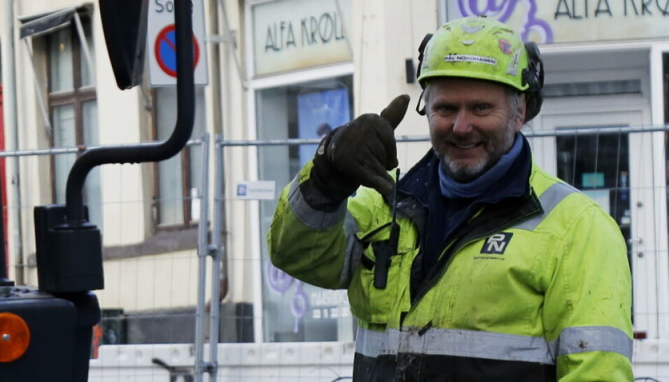 FORNØYD: Pål Nordhagen ved sin nye elektriske gravemaskin. Noen utfordringer, blant annet med strømforsyningen, var det i oppstarten, men godt humør hjelper på.