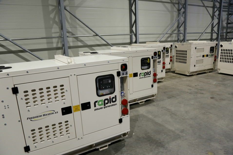 GENERATORER: Disse generatorene med kapasitet på 50-500 kVA er spesielt utviklet av Fredheim Maskin og en engelsk produsent for å benyttes i pukkverk og knuse/sikte-miljøer.