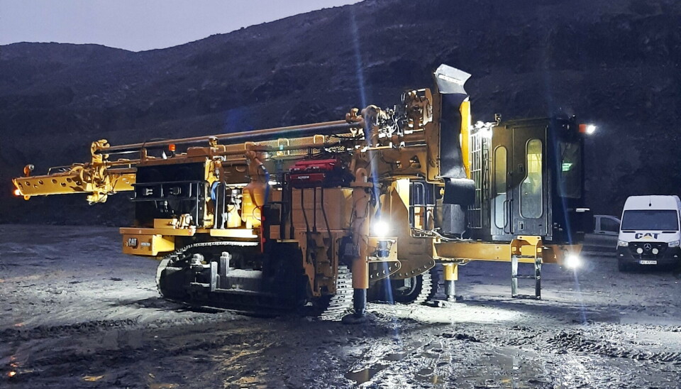 SETTES I DRIFT: Pon Equipment servicebilen på plass for å igangkjøre maskinen. Dette skjedde i januar i år. Maskinen skal avløse en Atlas Copco D65-rigg som har gått i gruva i en årrekke.