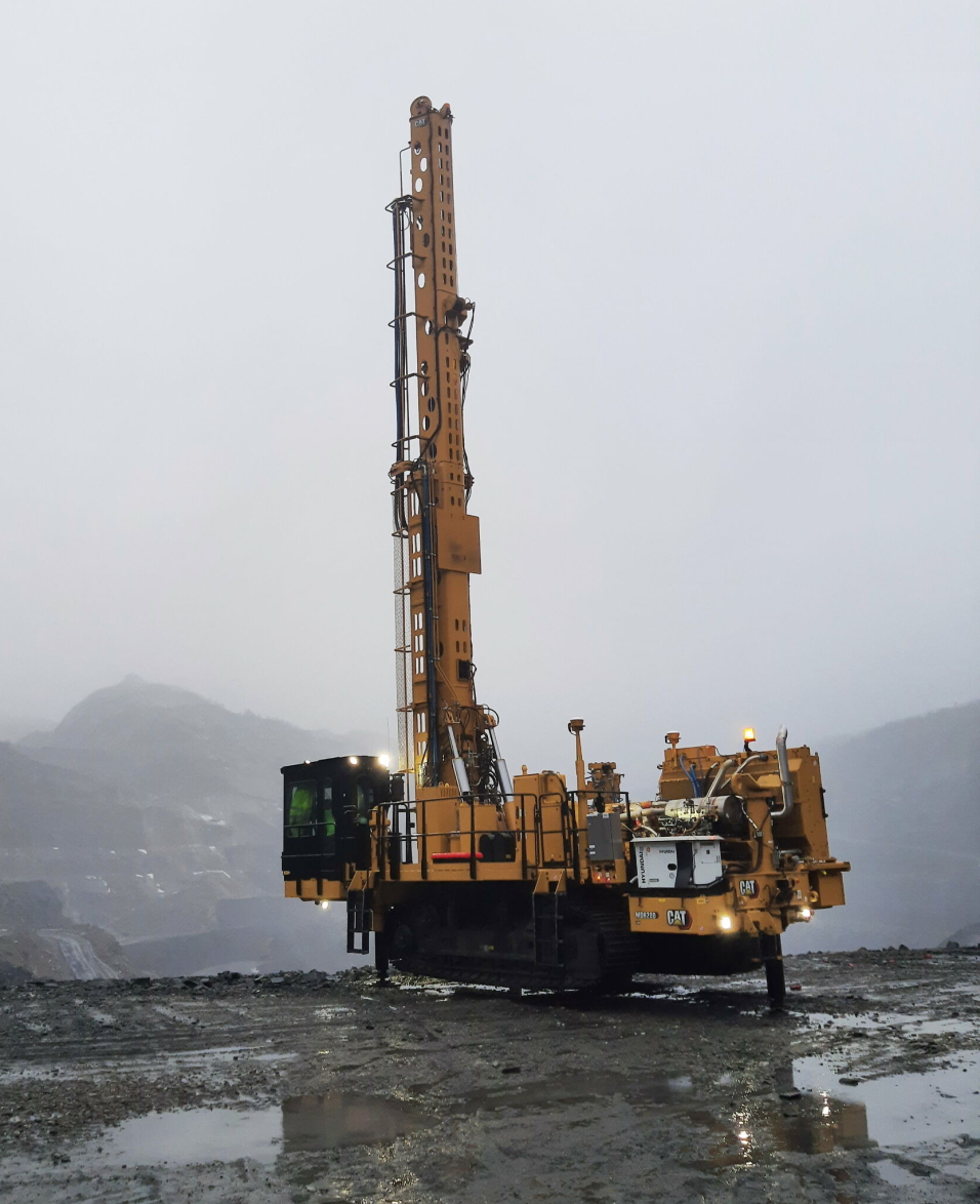 EUROPAS ENESTE: Denne Cat MD6200 plattformriggen for rotasjonsboring og «down the hole», er levert til Titania-gruva i Rogaland. Dette er Europas første av denne modellen.