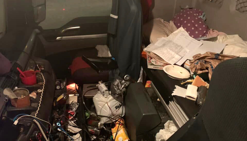 Et trist syn møtte svensk politi i denne lastebilen.