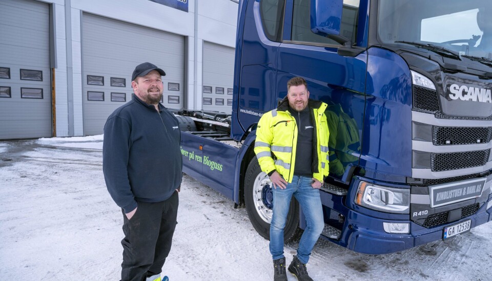 FORNØYD: Bjørn Jørgen Tangen kjører den nye Scania gassbilen og både han og daglig leder Reidar Dahl i Kindlistuen & Dahl er fornøyd med nybilen.