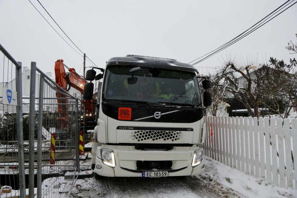 TRANGT: Volvo FE Electric tippbilen har ikke mye å gå på når den rygger inn for å hente masse.