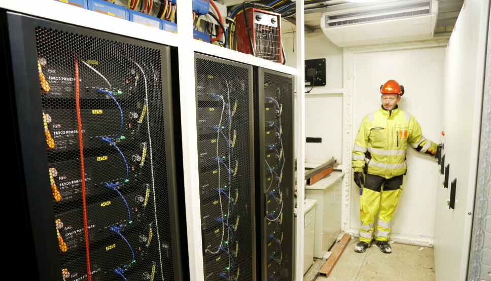 INNENDØRS: Her viser formann Ørjan Leikvold batteripakkene inne i ladecontaineren.