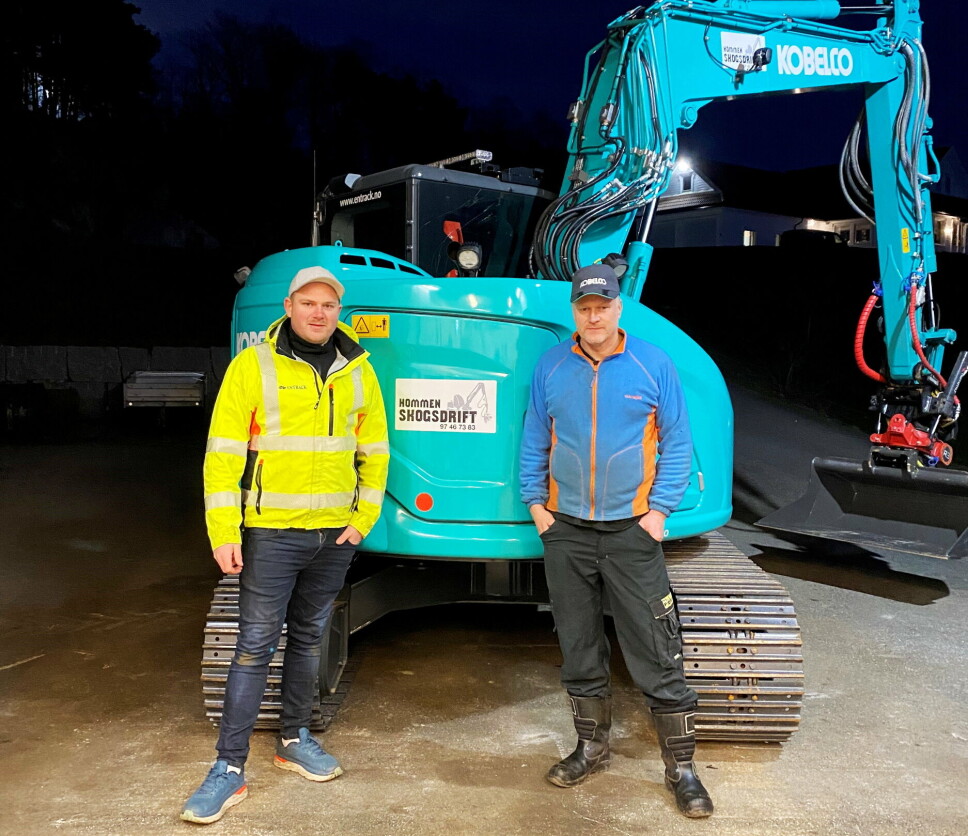 TRILL RUNDT: Entrack-selger Christian Salomon Olsen (t.v.) og Tore Hommen i Hommen Skogsdrift foran Kobelco-graveren som går inn som en meget spesiell maskin i statistikkene til Entrack.