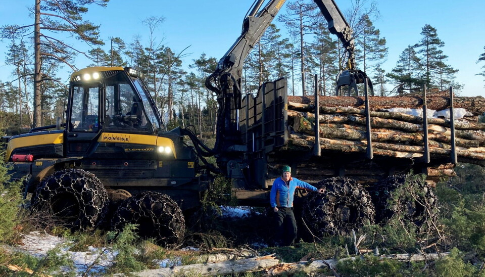 SKOGENS MANN: Tore Hommen ved lassbæreren inne i skogen der han har sitt daglige virke.