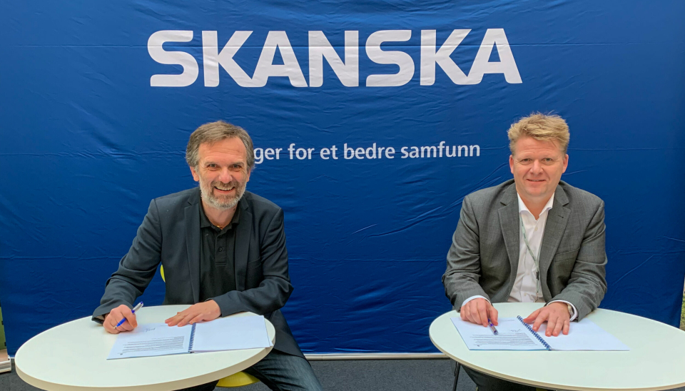 Leidulf Skjørestad, direktør i Bymiljø og utbygging og Jone Klingsheim, regiondirektør i Skanska Bygg Sør, signerer kontrakten om bygging av Lervigskvartalet.