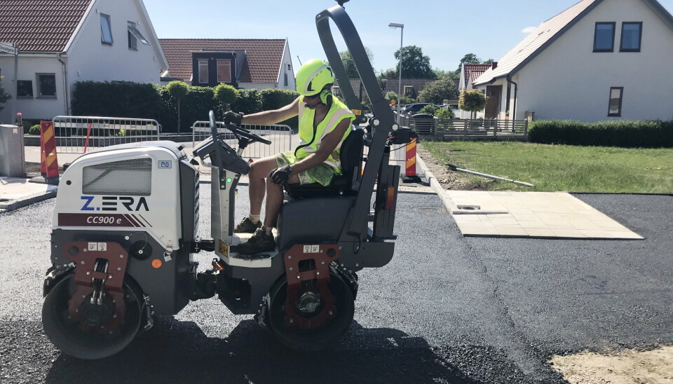 PÅ GANG: Skanska har vært med i testingen av den nye, lille batterielektriske tandemvalsen fra Dynapac. Foto: Dynapac