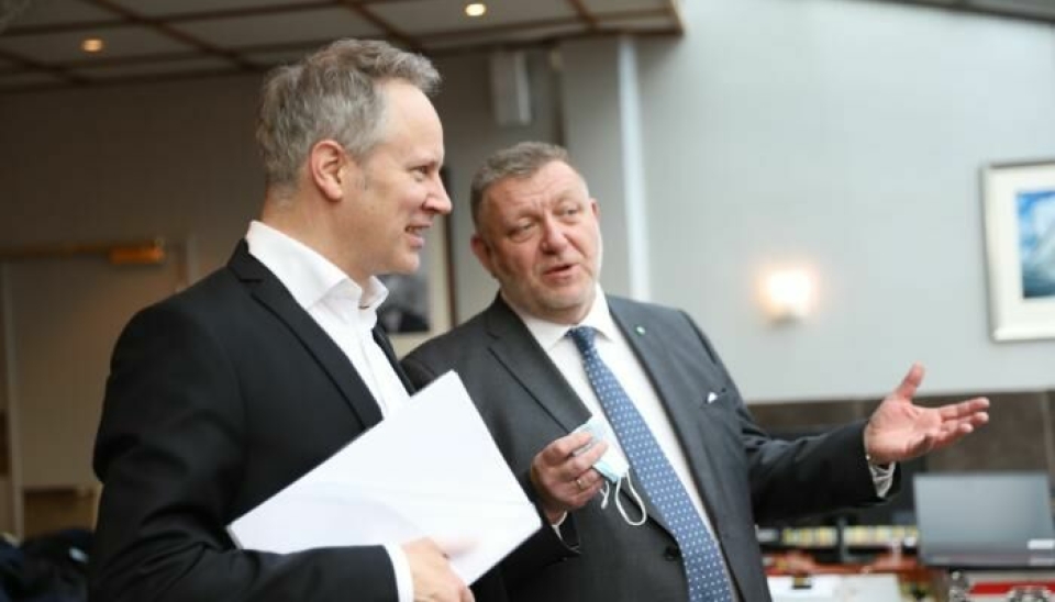Samferdselsminister Jon-Ivar Nygård i samtale med NLF-sjef Geir A. Mo. (Foto: André kjernsli)