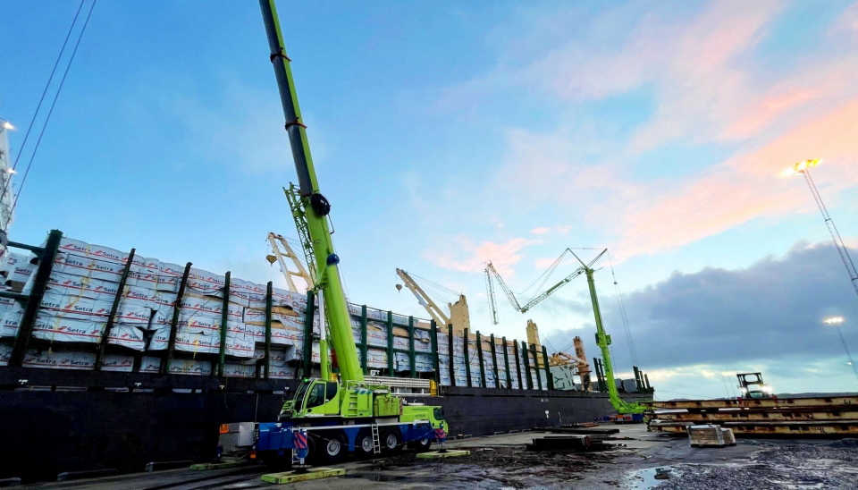 LOSSER SKIP: Flere kraner ble satt inn for å losse virke fra lastefartøyet Almirante Storni som sto i brann utenfor Göteborg havn i desember.