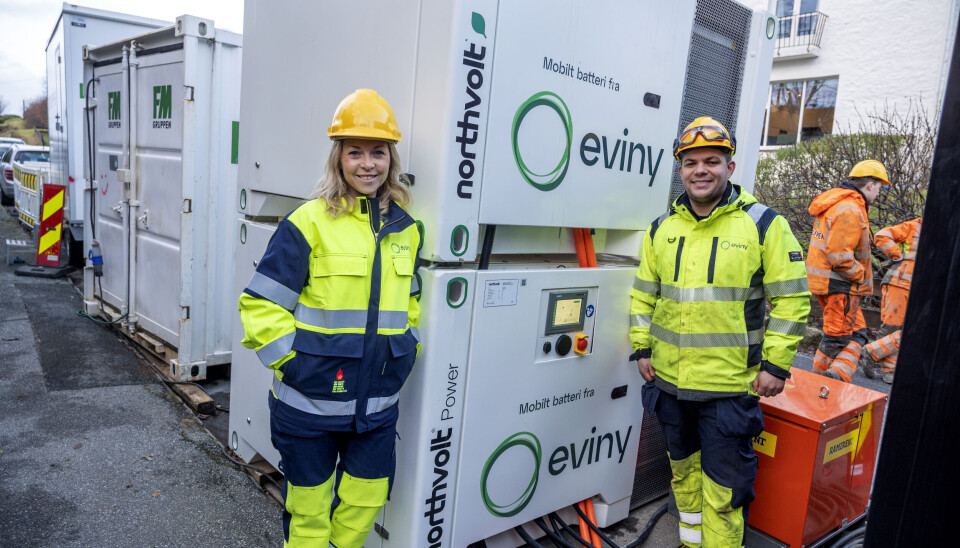 UTVIDER: Camilla Moster og Kjetil Strand Solheim i Eviny har hatt tre slike hurtigladere i drift siden i fjor høst. I vår kommer ytterligere 11 anlegg.