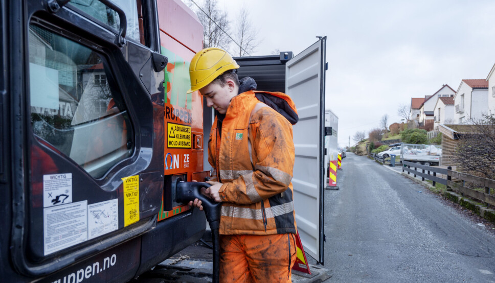 ENKELT: Det har blitt en vane for maskinfører Sander Kaland å plugge i hurtigladeren i lunsjen.