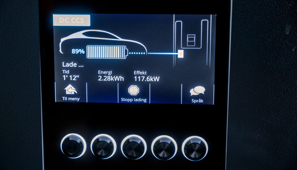 RASKT: Laderen kan gi ladehastighet helt opp i 200 kW, og Hitachi-graveren kan ta imot opp til 150 kW.