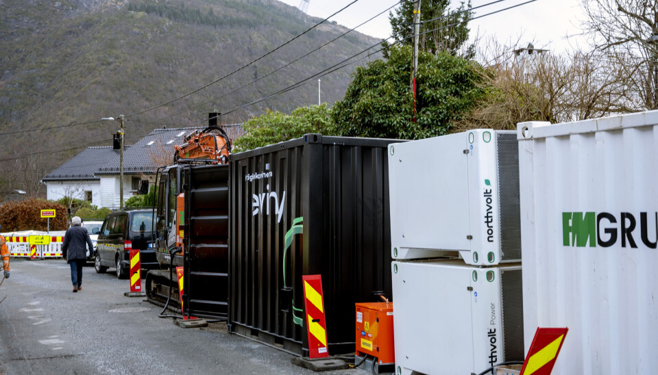 REKKE: Graveren står fremst, etterfulgt av ladestasjon, batteri og styringsenheten.