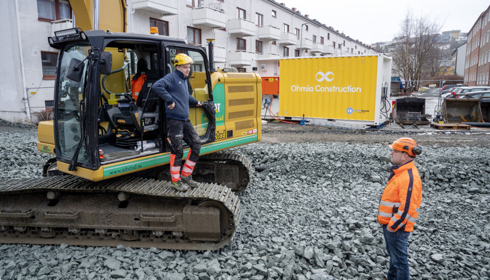 FØRSTE: Søbstad bestilte sine to første batteridrevne gravere i mars 2020. Leif Søbstad (t.v.) spurte de yngre maskinførerne om de ville kjøre el-maskin og Martin Aune svarte ja takk.