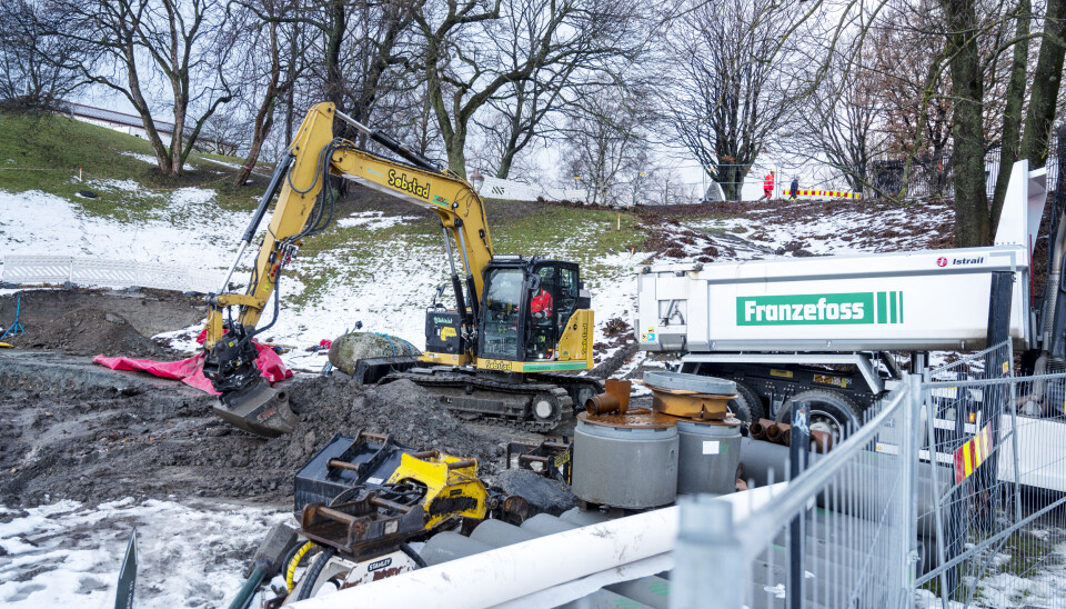 MINSTE: Cat 310-en har gått mye på anleggsgartnerjobber i Trondheim sentrum.