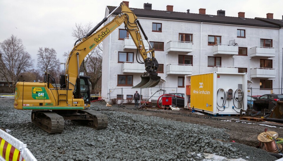 INFRASTRUKTUR: Ladecontaineren står plassert helt inntil der Cat 320 Z-Line maskinen til Søbstad jobber. Det er nødvendig for å få effektivitet i fremdriften.