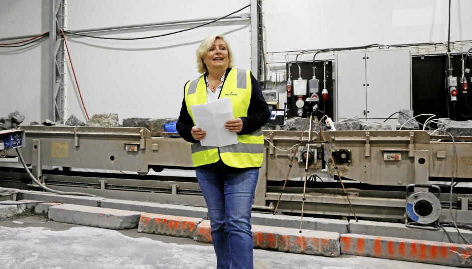 Generalsekretær Anita Helene Hall i Norsk Bergindustri ber om snarlige bidrag fra regjeringen for å motvirke de dyre strømutgiftene bransjen nå har. Bildet er fra september 2020 da Rocks of Norway åpnet en ny fabrikk i Larvik.