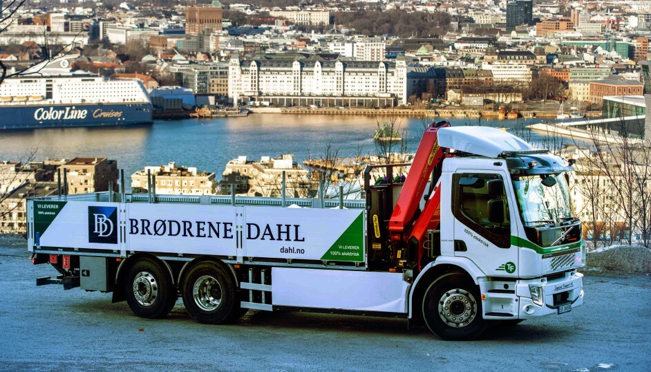 Det er Transportformidlingen A/L som har gjort innkjøpet av den elektrisk kranbilen, en Volvo FE Electric, med støtte av Enova og Brødrene Dahl.
