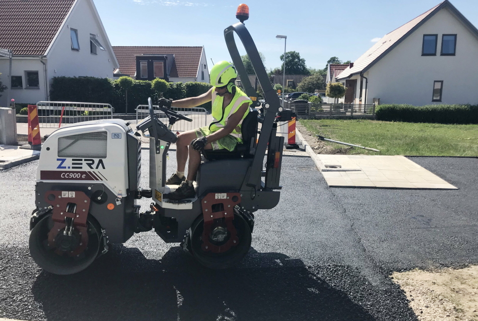 DYNAPAC: Dynapac CC900e er en elektrisk tandemvals som kommer på norsk asfalt sommeren 2022.