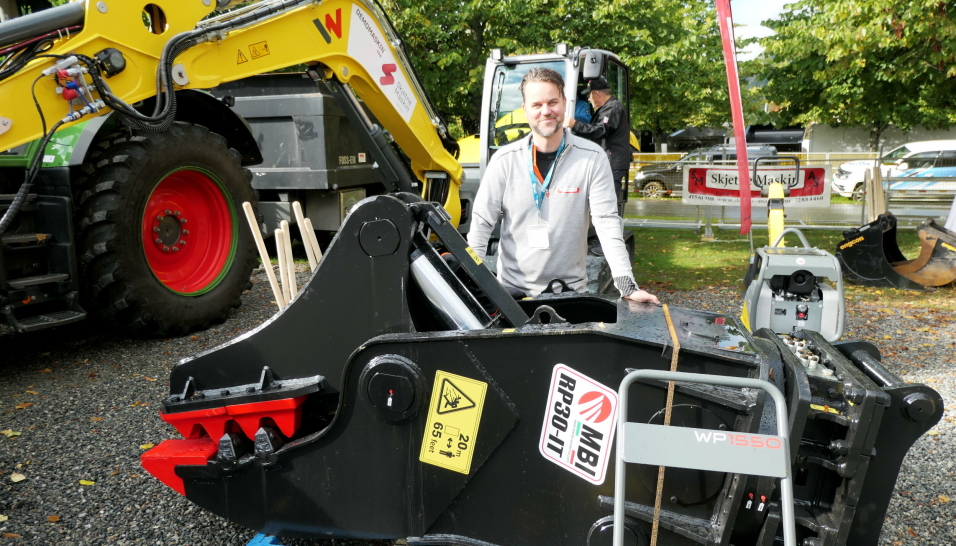 MASKINER OG UTSTYR: På Loendagene sist høst viste daglig leder Kristian Skjetne både BMI-knuser og Wacker Neuson-maskiner (bak), og masse annet.