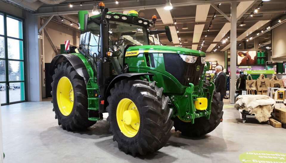 FØRST: Den nye John Deere 6R 215 ble vist først i Europa hos Felleskjøpet på Kløfta.