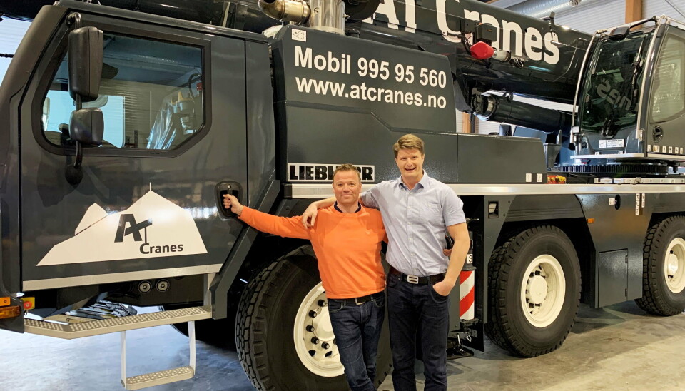 NARVIK: Kompanjongene Anders Uteng (t.v.) og Torje Løvgren med en av nyinvesteringene. Foto: AT Cranes