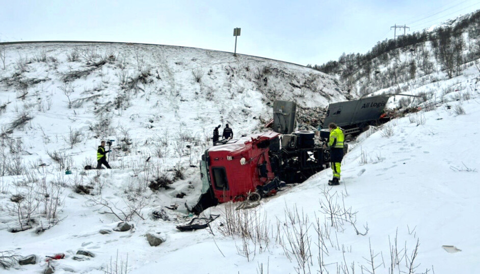 E134 Håradalen blir stengt natt til i onsdag og torsdag i forbindelse med bilberging etter denne utforkøyringen.