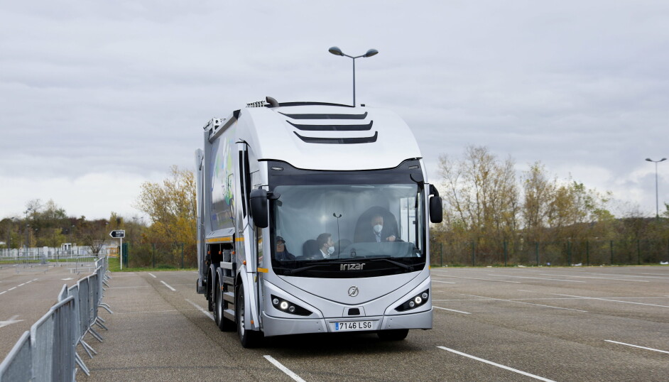 IRIZAR: Med en fremtoning som minner om en buss har Irizars nye ie Truck lavt innsteg og er designet for byoperasjon - som her, i form av en komprimatorbil.